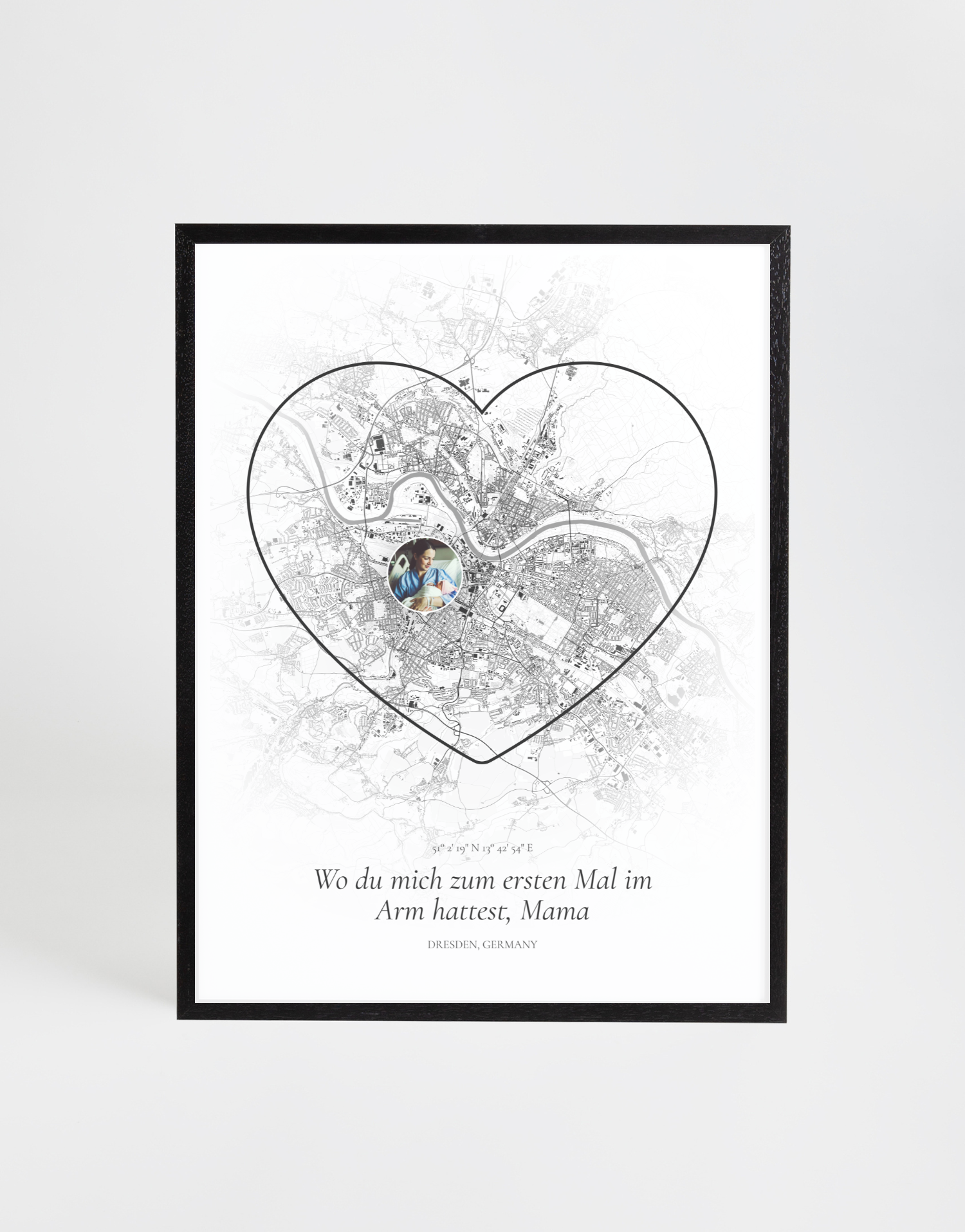 Personalisierte Stadtkarte im Herz-Design mit Foto-Highlight – zeigt den Ort „wo du mich zum ersten Mal im Arm hattest, Mama