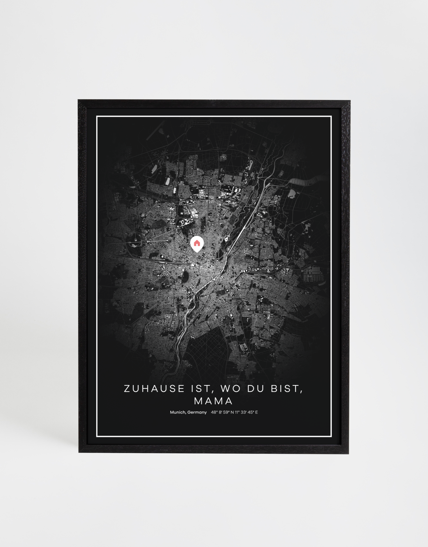 Personalisierte Stadtkarte im dunklen Design mit markiertem Ort und liebevoller Widmung – ideal als Erinnerung an einen besonderen Platz mit Mama.