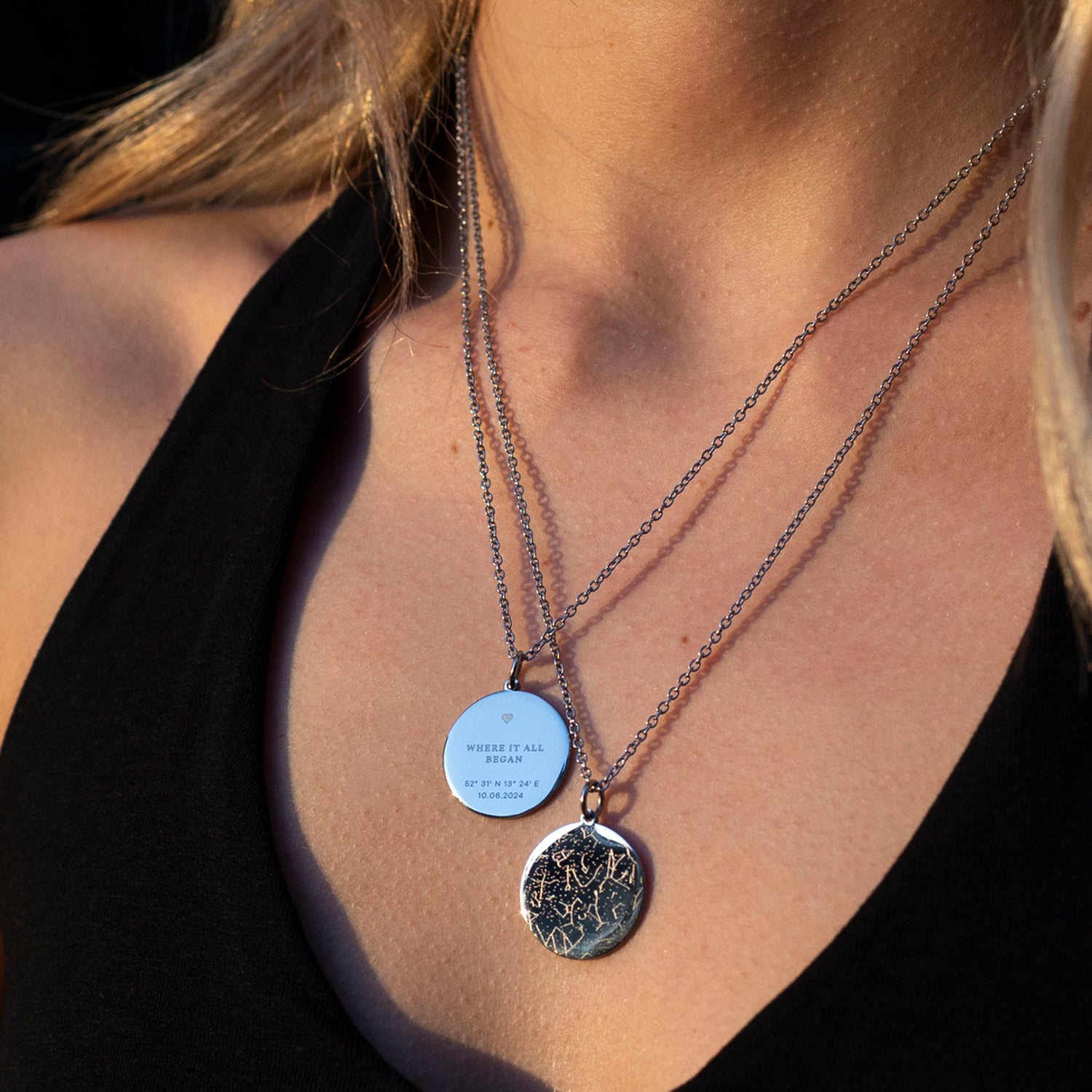 Personalisierter Sternkarten-Anhänger mit Kette – elegantes Schmuckstück aus Edelstahl in Gold mit graviertem Sternenhimmel, ideales Geschenk für besondere Anlässe