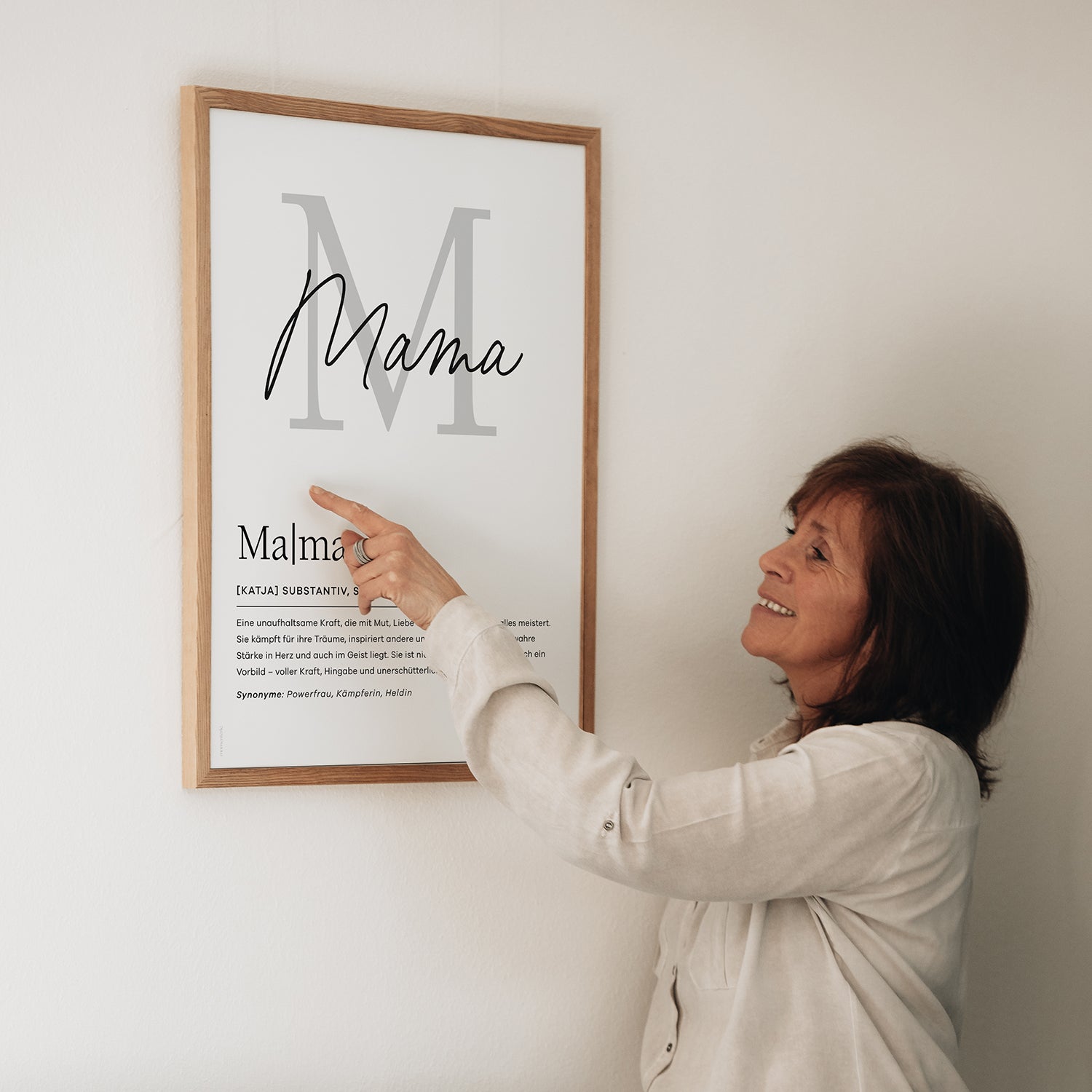 Personalisiertes Definitionstypo-Poster zum Muttertag in moderner Wohnumgebung – minimalistisches Geschenk für Mama mit individueller Widmung