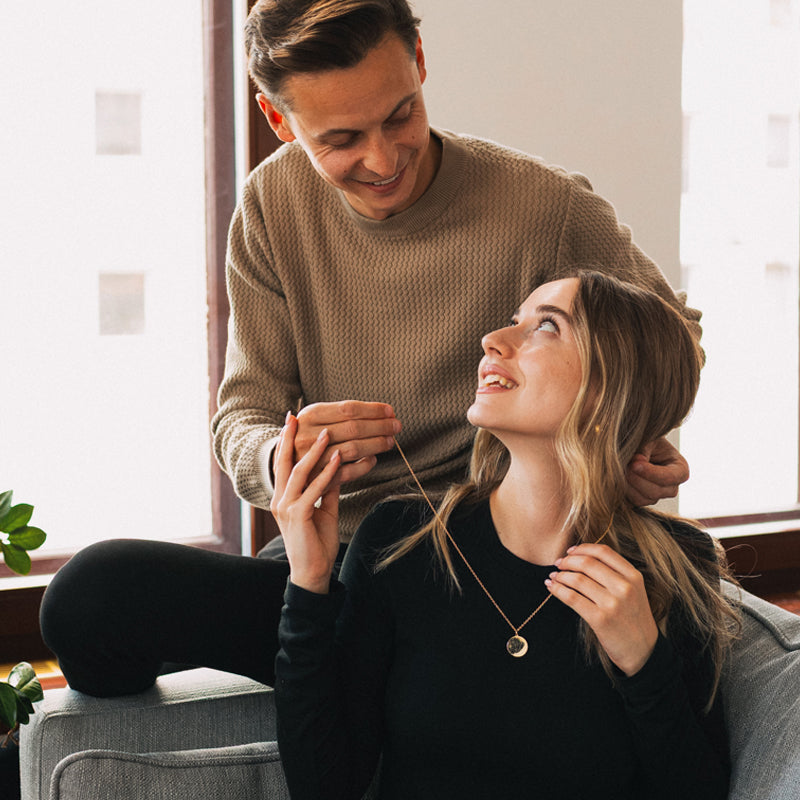 Personalisierte Sternenkarten Halskette – elegante Edelstahlkette in Silber mit graviertem Sternenhimmel als individuelles und bedeutungsvolles Schmuckgeschenk
