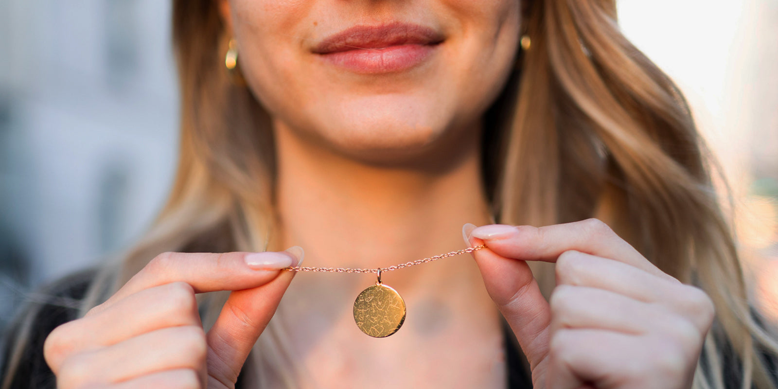 Personalisierte Sternenkarten Halskette – elegante Edelstahlkette in Gold mit graviertem Sternenhimmel als einzigartiges und bedeutungsvolles Schmuckgeschenk