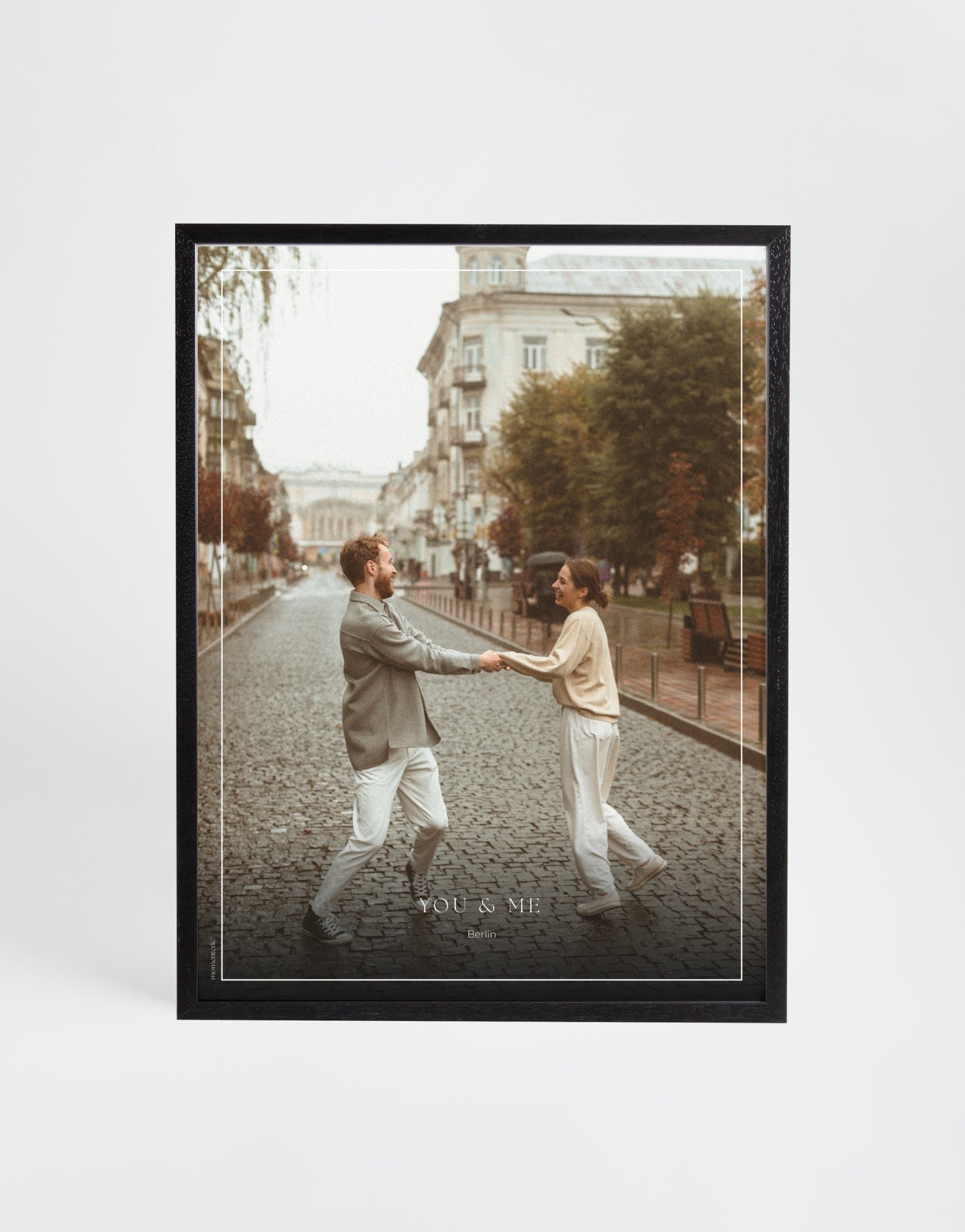 Hochwertiger Foto-Kunstdruck mit individuellem Text in schlichtem Rahmen. Perfekt für besondere Anlässe wie Verlobung, Valentinstag oder als Geschenk für den Partner. Das personalisierbare Poster verbindet stilvolle Gestaltung mit emotionalem Erinnerungswert.