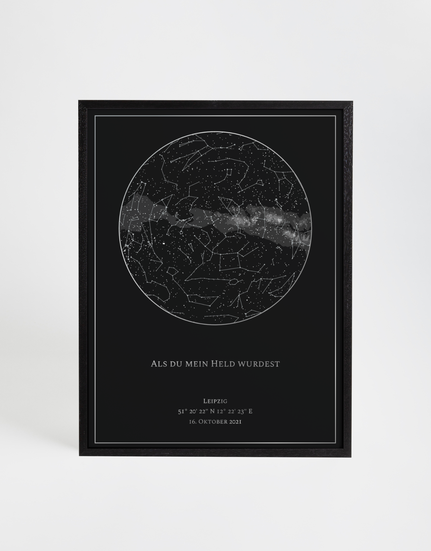 Individuell gestaltbare Sternenkarte mit dunklem Hintergrund und klaren Sternbildern, zeigt den Sternenhimmel zu einem besonderen Moment. Umrandet von einem schlichten Rahmen, mit personalisierbarem Text, Datum und Koordinaten – perfekt für persönliche Erinnerungen.