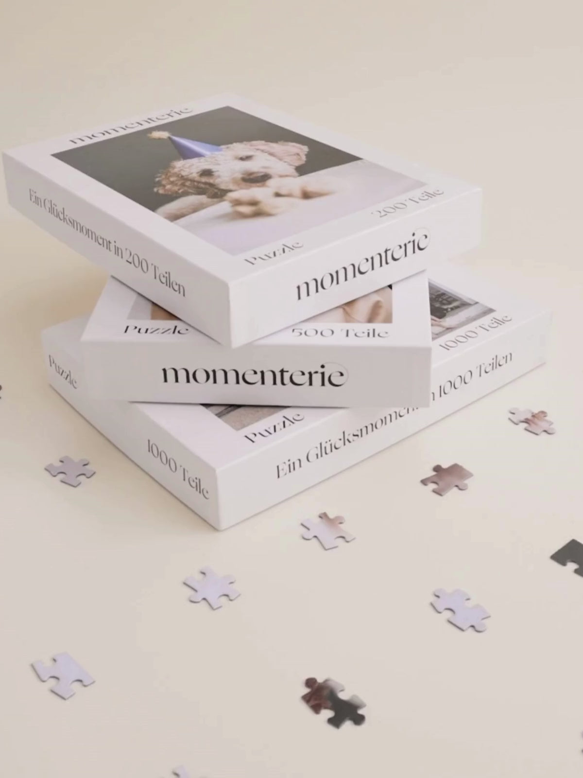 Halte deine Lieblingsmomente fest – als hochwertiges Fotopuzzle in 200, 500 oder 1000 Teilen. Perfekt für Familienfotos, Haustierbilder oder als Geschenk für besondere Anlässe. Jedes Puzzle kommt in einer edlen Box mit deinem Bild auf dem Cover – personalisiert, hochwertig, unvergesslich.